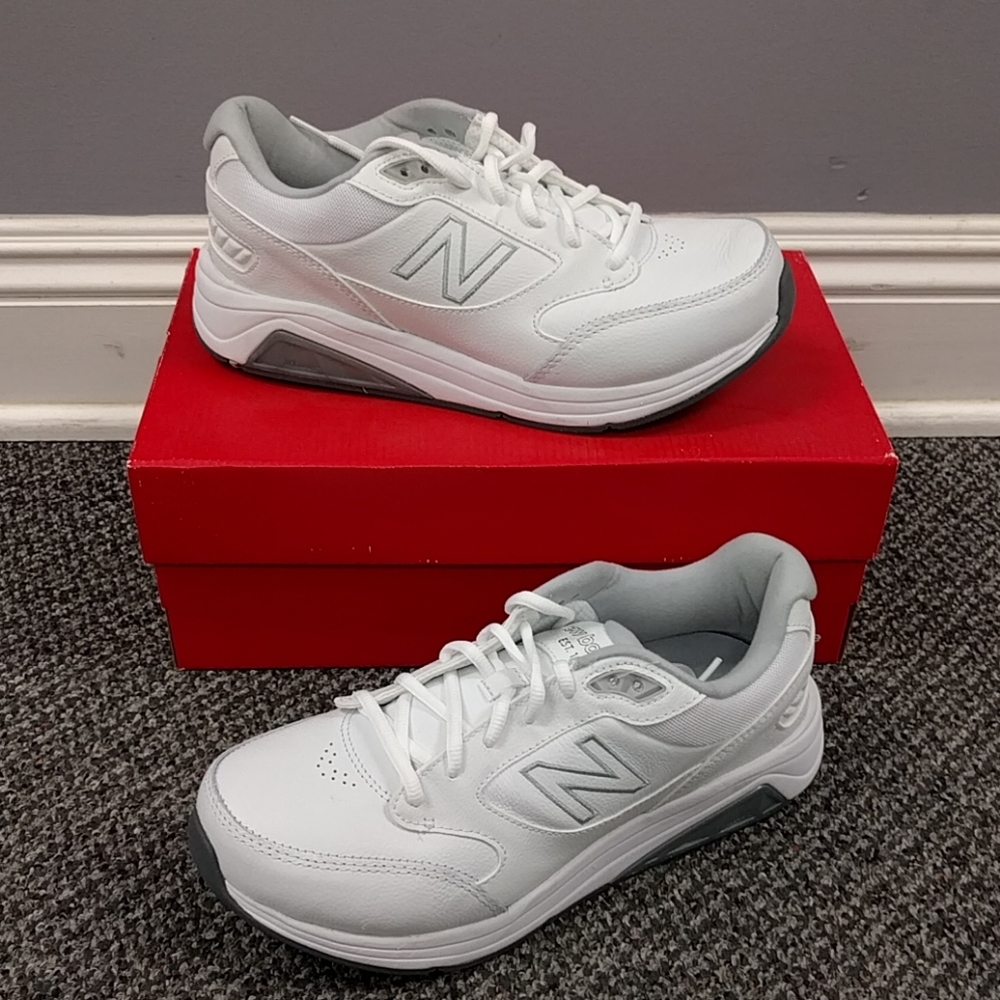 NIB. MEN'S 923v3 walking sneaker. Medium and 4E